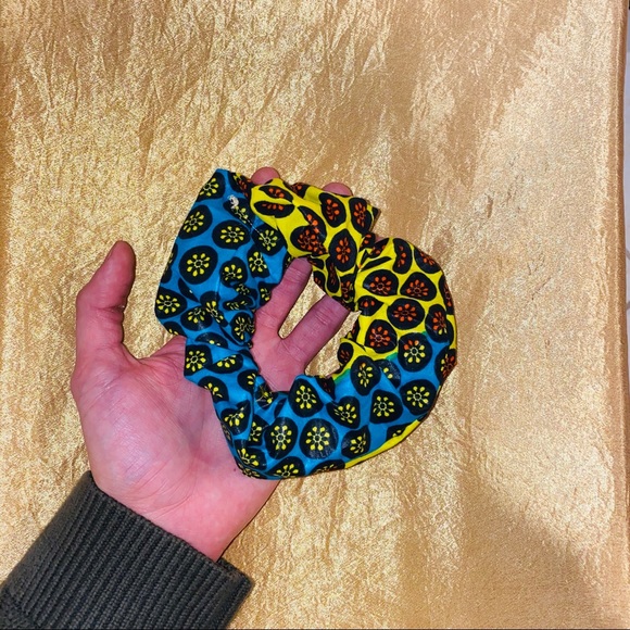 Handmade SCRUNCHIE - African Print - Picture 4 of 5